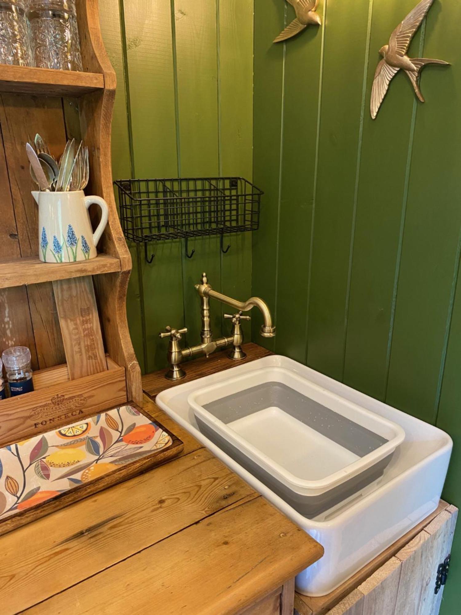 The Goose Nest Luxury Lakeside Shepherd Hut In Cardinham Woods, Cornwall Екстериор снимка